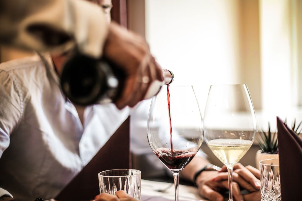 Your Handy Guide To The Etiquette Of Pouring A Glass Of Wine – Lloyd's ...